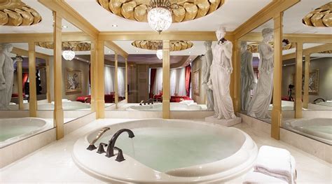 luxury roman theme room