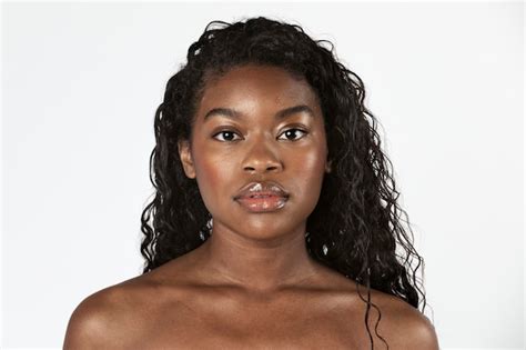 Retrato De Mujer Negra Con El Torso Desnudo Foto Premium
