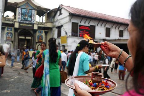 devotees throng pashupatinath on first monday of shrawan the himalayan times nepal s no 1