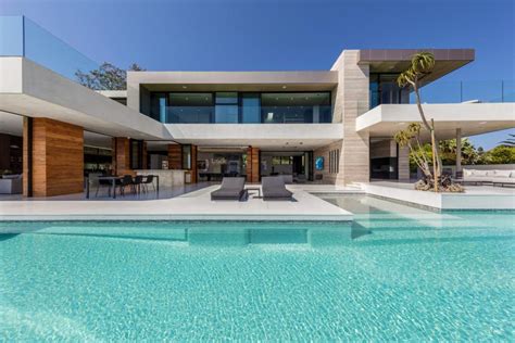 Contemporary Home With Large Swimming Pool Hgtv