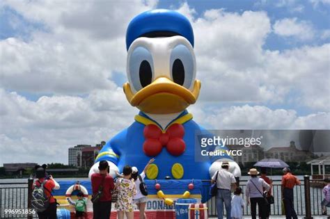 Rubber Donald Duck Debuts In Shanghai Photos Et Images De Collection