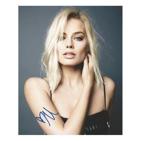 Margot Robbie Autograph