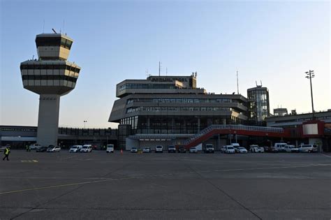 Circula nas redes sociais e aplicativos de mensagem um cartaz apresentado como cronograma de vacinação do estado de são paulo, com datas de imunização para idosos e jovens. Antigo aeroporto de Berlim será transformado em centro de ...