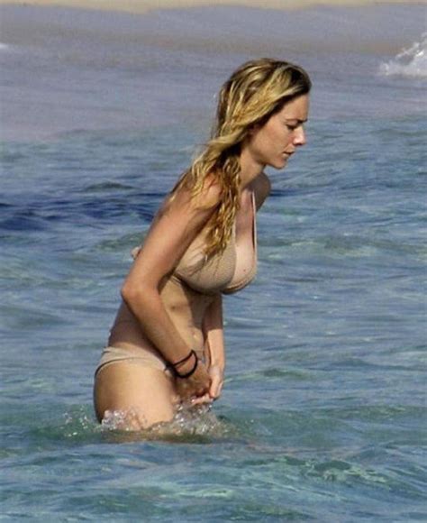 Kira Mir En Topless Por Las Playas De Menorca La Biblioteta