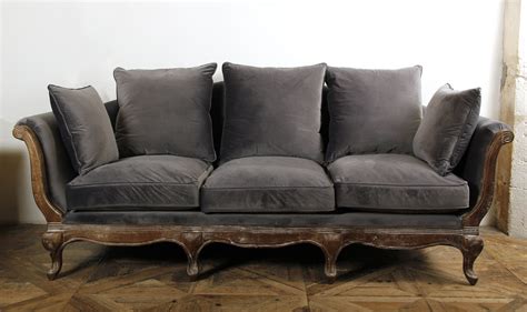 Dédié au confort, notre canapé monarque 3 places en velours gris s'intègrera aisément à une ambiance raffinée. Canapé POMPADOUR Velours gris