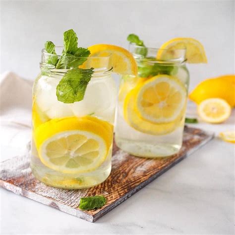 Nothing get much fresher then Lemon Mint Water @itsallgoodvegan 🍋🌿 Swipe left for the benefits 