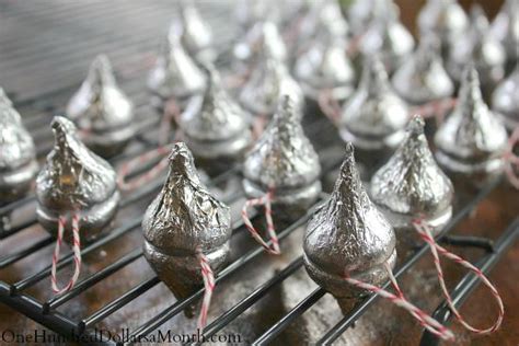 A little glue, some glitter, and a few basic craft supplies equal loads of easy christmas ornaments for kids to make. Easy Christmas Crafts for Kids - Hershey's Kiss Candy Mice ...