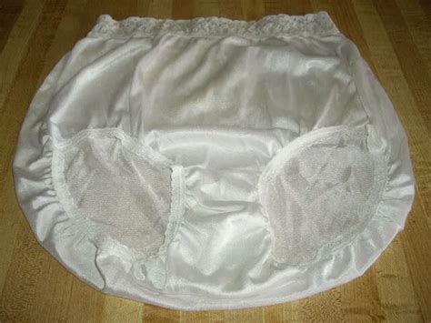 Vintage Lingerie Hanes Full Cut Nylon Panties Size 6 Color White 999