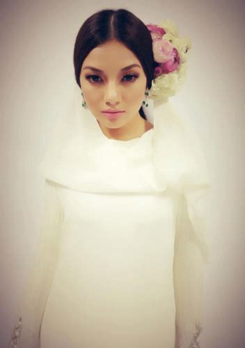 19 Gambar Neelofa Elegan Dalam Fesyen Perkahwinan Rekaan Syaiful Baharim