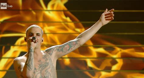 Ma quando ha iniziato a cantare la sua «me ne frego», achille. Sanremo 2020, l'abito di Achille Lauro durante la prima ...
