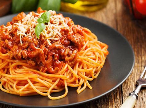 Como hacer espagueti rojo con puré de tomate en 20 min