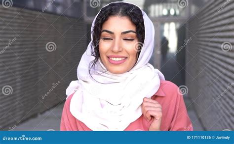 junge arabische frau tragen hijab kopftuch das in die innenstadt geht stock footage video von