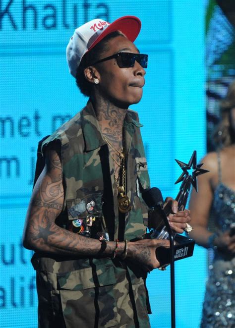 Photo Rapper Wiz Khalifa Accepts The Best New Artist Award During The