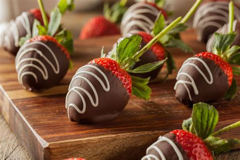 Easy Chocolate Covered Strawberries • The Wicked Noodle