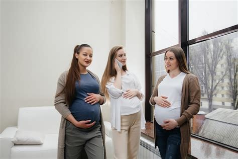 Un Grupo De Jóvenes Embarazadas Se Comunican En La Clase Prenatal
