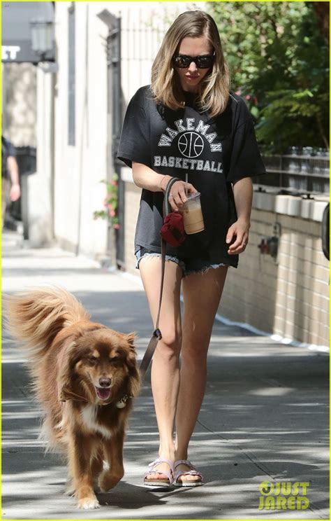 amanda seyfried grabs lunch with her mom in the big apple photo 3448693 amanda seyfried