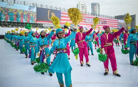 Malaysian schoolchildren wave national flags during the 59th national day celebrations at independence square in kuala lumpur on august 31, 2016. Students in cheerful mood | National Day 2016 parade at ...