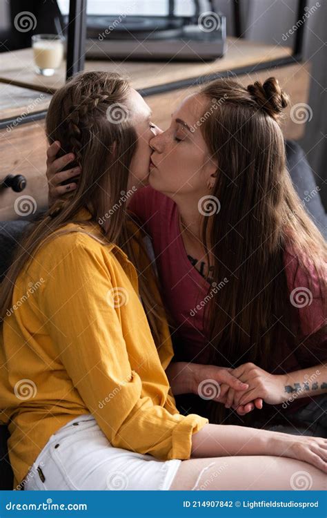 Dos Lesbianas Bes Ndose Y Tom Ndose De La Mano Mientras Se Sientan En