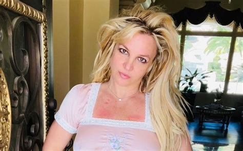 Britney Spears Admits She S Awkward In Real Life And Needs To Learn How To Freaking Walk