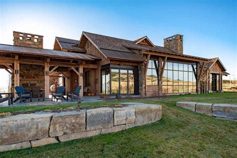 This Ranch Retreat Overlooks A Beautiful Mountain Landscape In Montana