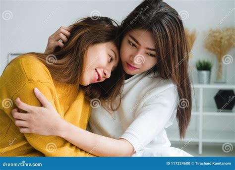 De Mooie Jonge Aziatische Zitting Van Het Vrouwenlgbt Lesbische Gelukkige Paar Op Bed Die En