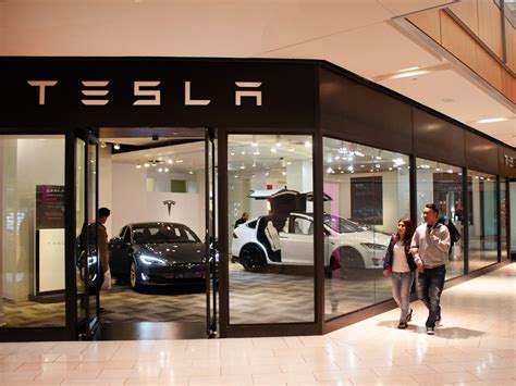 Tesla Entices Dallas Drivers With New Shopping Mall Showroom