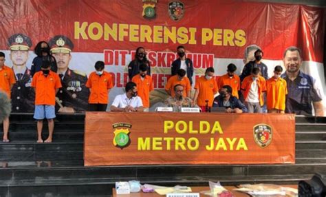 POLDA METRO Melakukan Pengerebekan Pesta Gay Di Salah Satu Apartemen