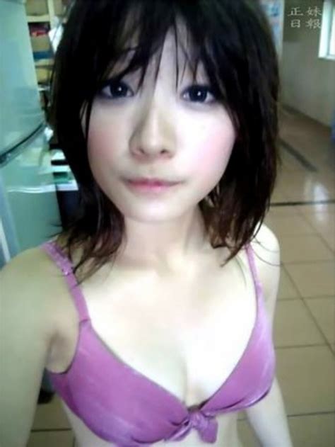 胸をチラチラ見せてくれるアジア系美少女外国人の自画撮り微エロ画像ww
