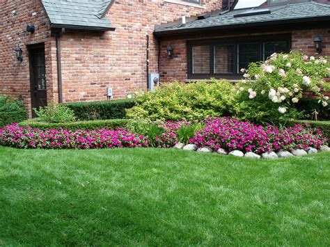 Simple Landscaping Ideas For A Ranch Style House As Simple Landscaping