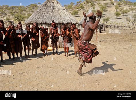 Himba Women Dancing Fotos Und Bildmaterial In Hoher Auflösung Alamy