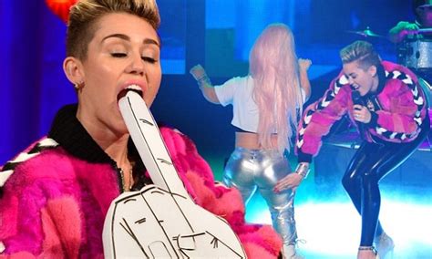 Miley Cyrus Gets Suggestive With A Foam Finger Before Twerking On Alan Carr S Talk Show