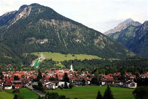 Oberstdorf is a municipality and skiing and hiking town in germany, located in the allgäu region of the bavarian alps. Oberstdorf Bilder & Fotos