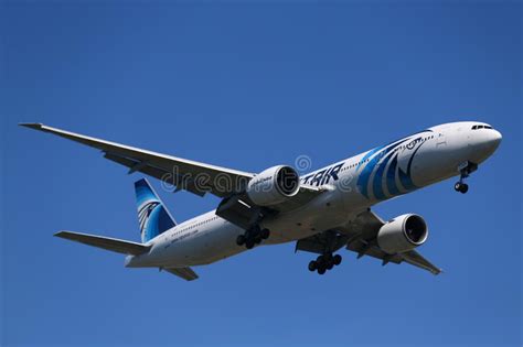 Egyptair Boeing 777 Descendente Para Aterrissagem No Aeroporto