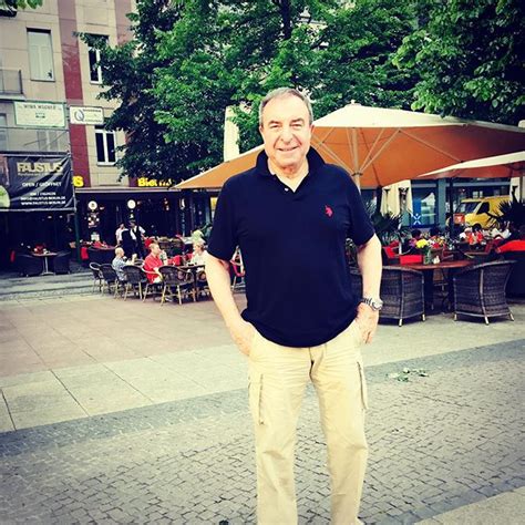 Arka sokaklar oyuncuları kaç yaşında ve şimdiki halleri. Arka Sokaklar Rıza Baba'nın (Zafer Ergin) Boyu Kaç ...