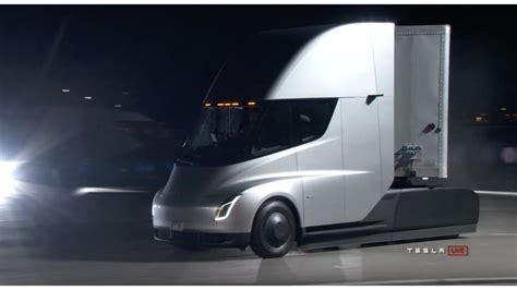 Elon Musk Svela Il Camion Elettrico Tesla Semi Foto E Caratteristiche
