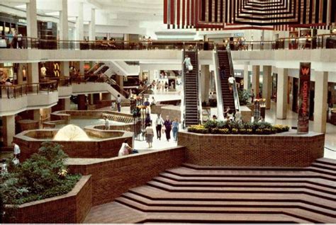 10 Totally Rad Pictures Of Malls In The 80s Thatll Give You Flashbacks
