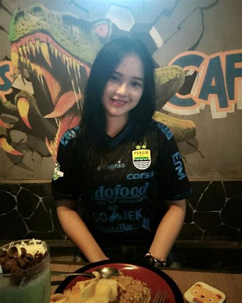 Instagram juga menambahkan menu tombol tindakan yang akan langsung terhubung ke 2 pilihan layanan, yaitu: Gambar mungkin berisi: 1 orang, makanan | Lili, Instagram ...