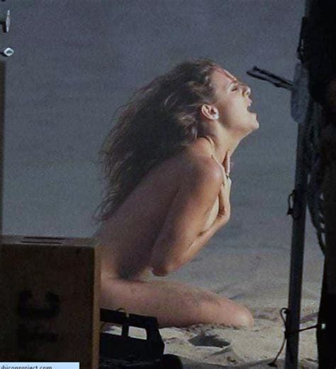 Tove Lo Goes Topless On Stage As She Flashes Bare Boobs At The Best