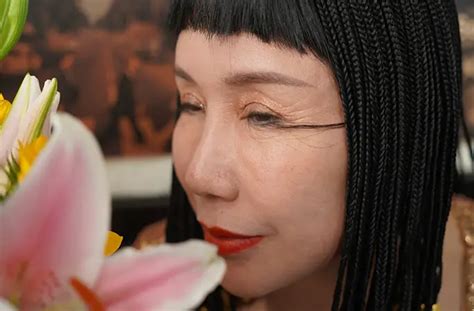 woman with the world s longest eyelash breaks own record guinness world records