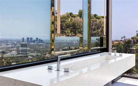 Sumptuous Luxury Modern Home With Views Over The La Skyline Luxury Modern Homes Hollywood