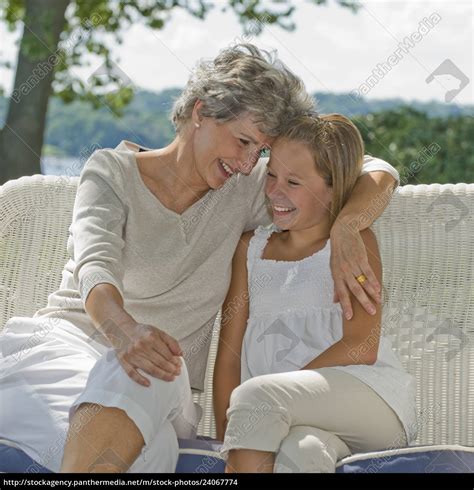 Gro Mutter Und Enkelin Sitzen Auf Der Veranda Stock Photo Bildagentur Panthermedia