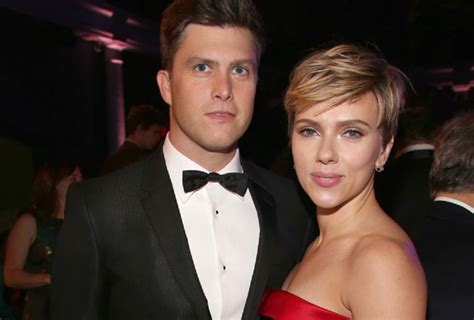 Colin jost addresses his statement about leaving 'saturday night live' in the near future #iwearamaskbecause urges americans to remain vigilant as covid surges homeless shelters foresee an. Scarlett Johansson y Colin Jost posan por primera vez como ...