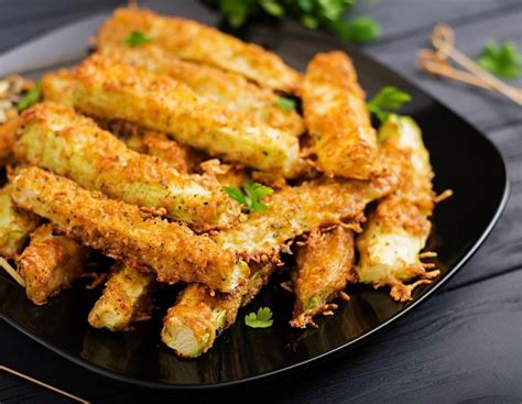 Ropogós sajtos cukkini | Zucchini sticks, Healthy recipes, Food