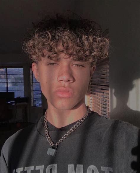 Follow Glazzeddonutt For More💗💍 Light Skin Boys Boys With Curly