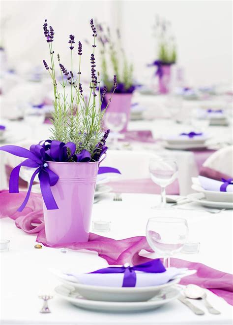 Hier erfahren sie, mit welchen hochzeitsblumen sie die schönsten blumenstrauß kreationen für ihre hochzeit zusammenstellen. Tischdeko Lila | Große Bildergalerie | Hochzeitsblumen ...