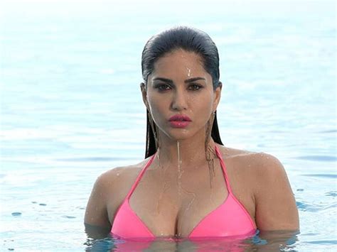 Sunny Leone Reveals Her Favourite Cricketer Is Ms Dhoni Filmibeat