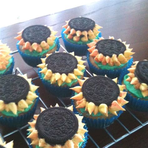 Bake your cupcakes and let them cool. Oreo sunflower cupcakes | Sunflower cupcakes, Desserts, Oreo