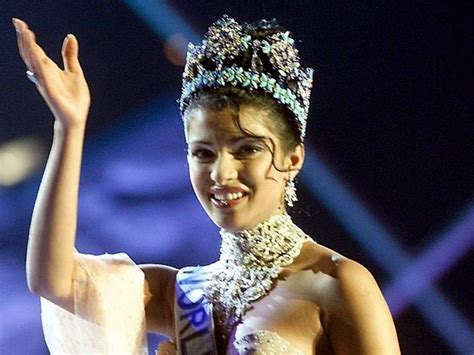 When Priyanka Chopras Dress Was Taped To Her During Her Miss World