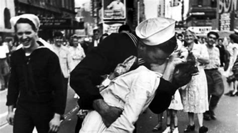 Iconic Vj Day Photograph Sailor Kiss Decried As Depiction Of Sexual