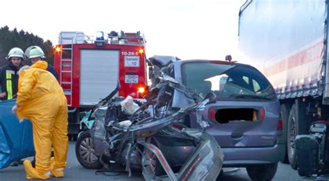 A2 Schwerer Unfall Mit Einem Auto Und Drei Lkw